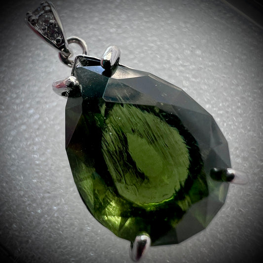 Moldavite pendant benefits