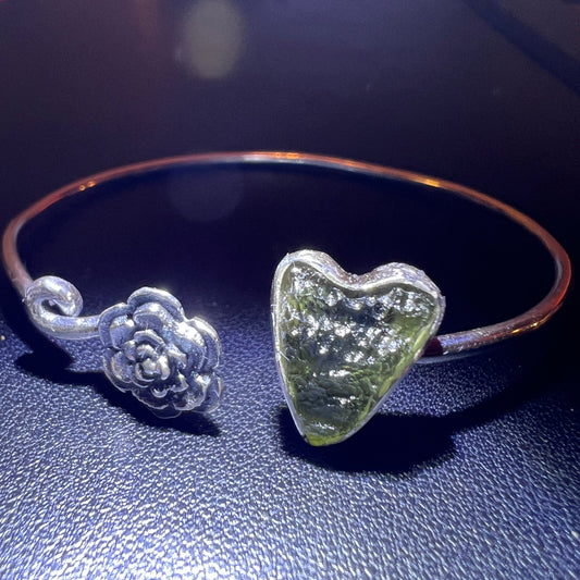 Floral Heart Cuff Bracelet | 1.3g | Maly Chlum