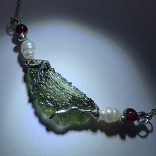 'Pearl & Garnet' Moldavite Necklace | 2.7g | Maly Chlum
