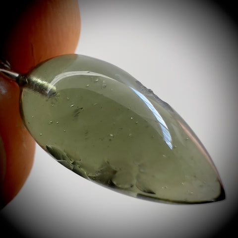 1.7g Light Green Moldavite Pendulum – Trebanice | Forget-Me-Not Flower Design by Pavlína Cambalová (Copy)