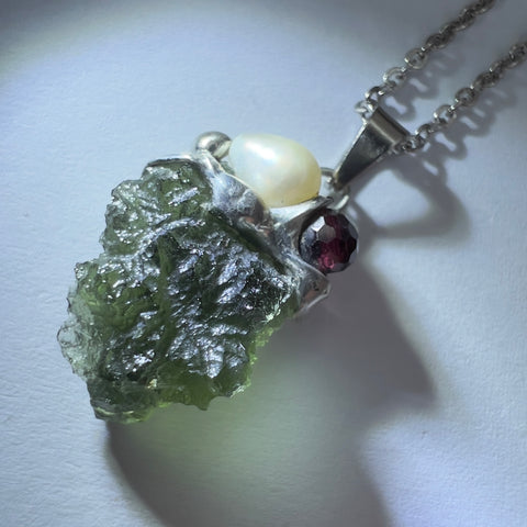 Moldavite, Pearl & Garnet Necklace 1.6g Maly Chlum