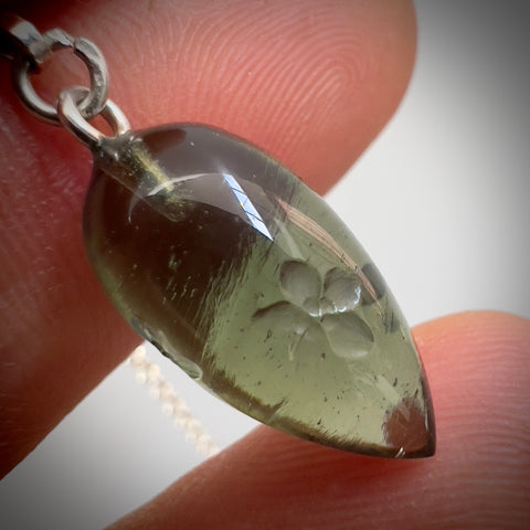 1.7g Light Green Moldavite Pendulum – Trebanice | Forget-Me-Not Flower Design by Pavlína Cambalová (Copy)