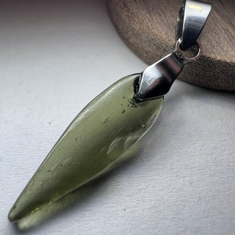 Faceted Moldavite pendant I 4.7 carats | Chlum Moldavite