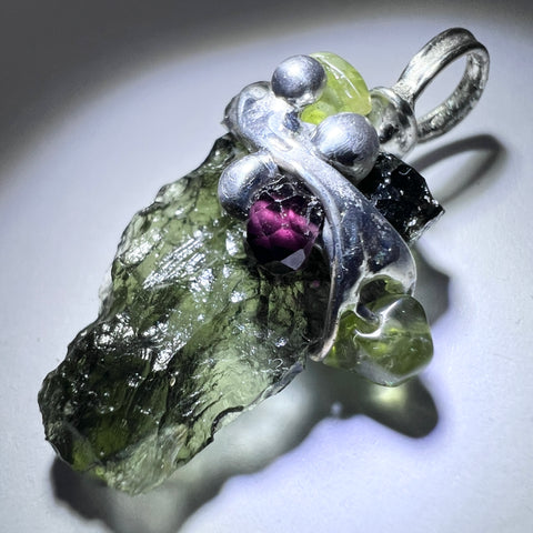 Moldavite, Garnet & Olivín Soft Soldered Pewter Pendant | 1.94g | Chlum