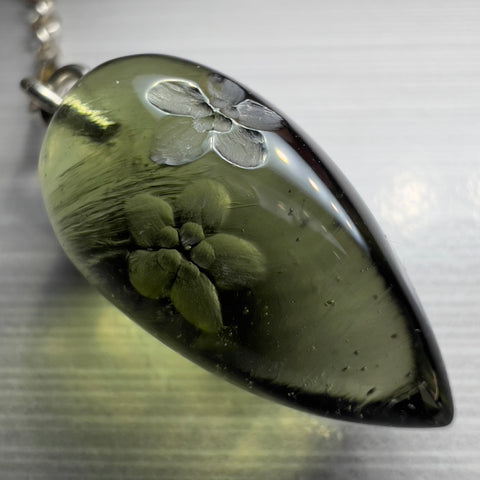 1.7g Light Green Moldavite Pendulum – Trebanice | Forget-Me-Not Flower Design by Pavlína Cambalová (Copy)