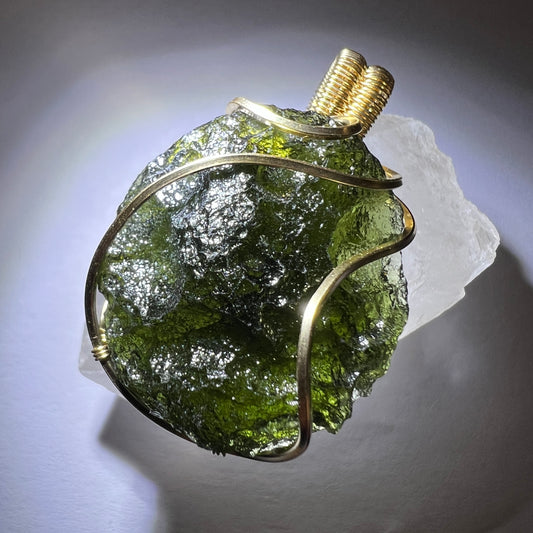 8.8 g “Lakovka” Moldavite Pendant — Chlum Origin, 14 k Gold