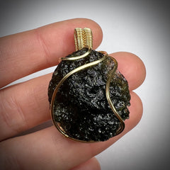 8.8 g “Lakovka” Moldavite Pendant — Chlum Origin, 14 k Gold