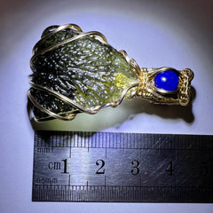 4.75g Gold Moldavite pendant - Lapis Lazuli.