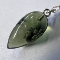 Beautiful Green Pendulum (1.7g) Forget-Me-Not Motif