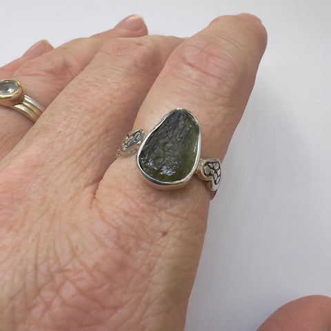 Heart Band Sterling Silver Moldavite Ring | Size 7 | Chlum