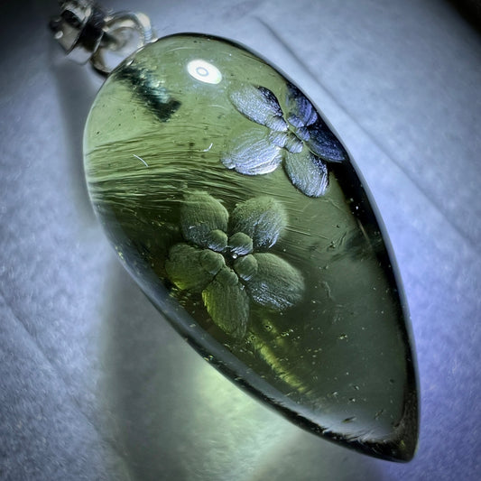 Light Green Moldavite Pendulum Forget-Me-Not Flower Design by Pavlína Cambalová| 1.7g | Trebanice