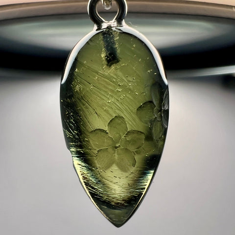1.7g Light Green Moldavite Pendulum – Trebanice | Forget-Me-Not Flower Design by Pavlína Cambalová (Copy)