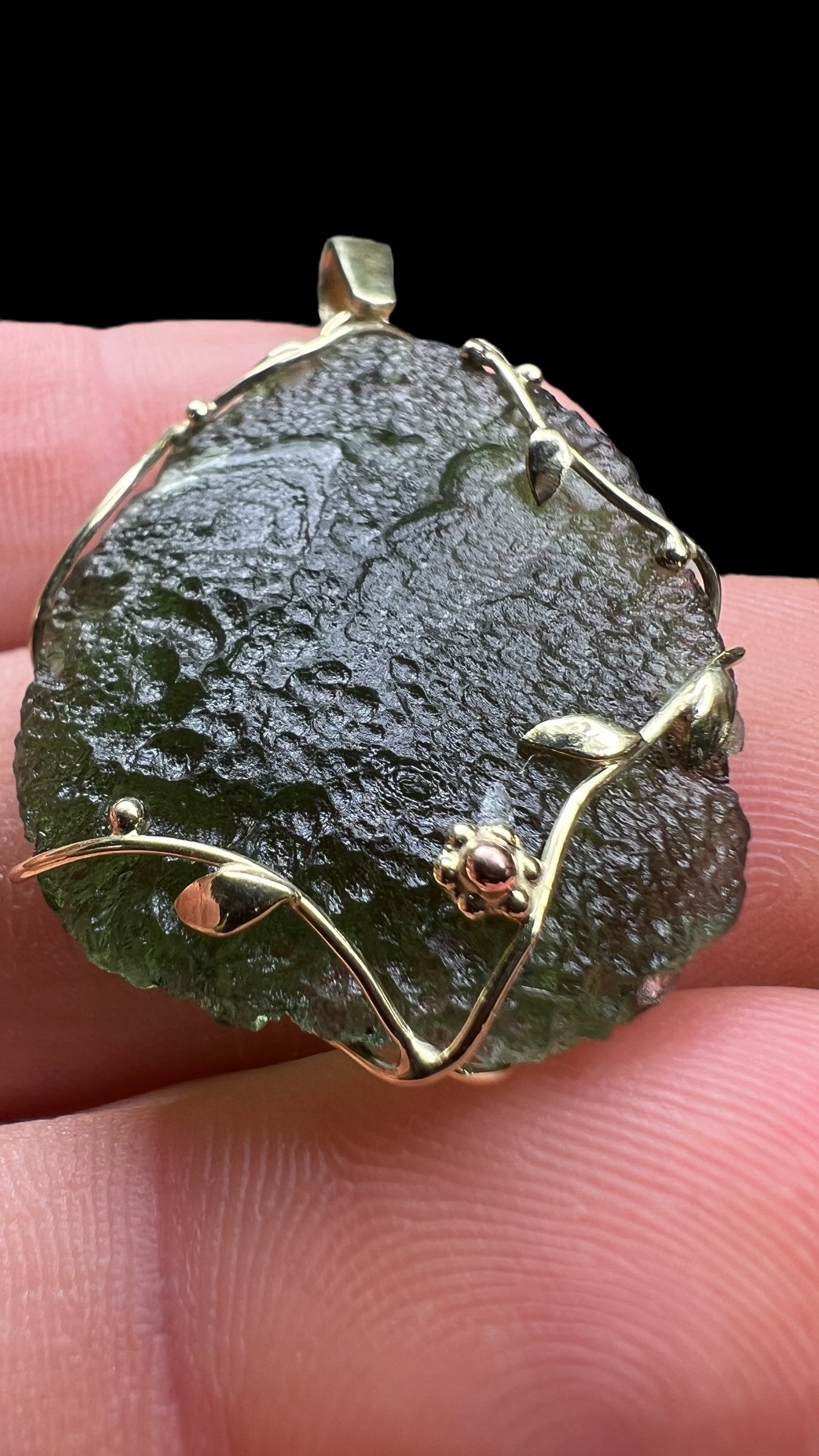 Moldavite 14ct gold pendant - 6.05g