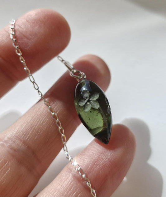Beautiful Green Pendulum (1.7g) Forget-Me-Not Motif