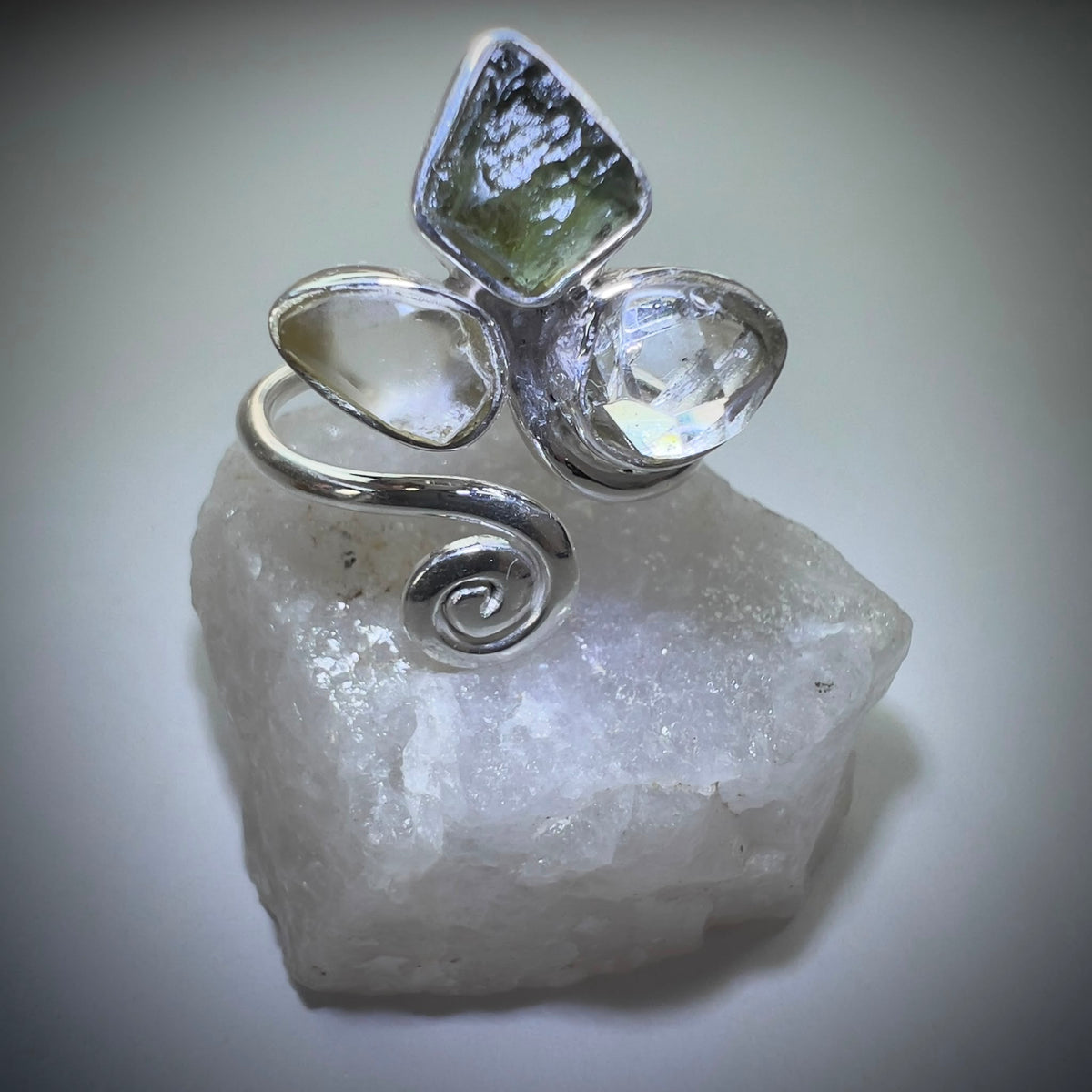 Sterling Silver Moldavite Ring with Herkimer Diamond & LDG Size 8 | 0.3g | Chlum