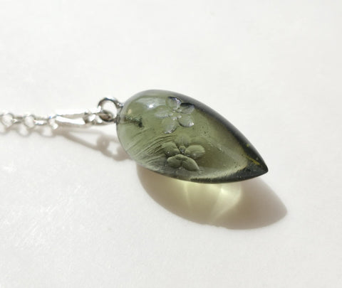 1.7g Light Green Moldavite Pendulum – Trebanice | Forget-Me-Not Flower Design by Pavlína Cambalová (Copy)