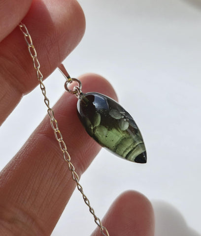 1.7g Light Green Moldavite Pendulum – Trebanice | Forget-Me-Not Flower Design by Pavlína Cambalová (Copy)